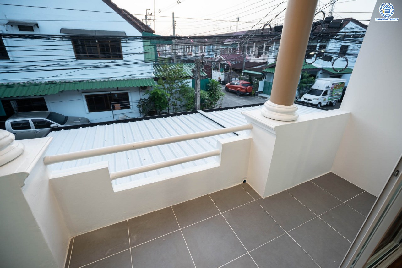 บ้านมือสองตกแต่งใหม่ โครงการ บ้านดุลิยานนท์ ติวานนท์ ทาวน์เฮ้าส์พร้อมอยู่ ราคาสุดคุ้ม! เนื้อที่ 16 ตร.ว. ฟังก์ชัน 2 ห้องนอน 2 ห้องน้ำ 1 ที่จอดรถ บนทำเลเชื่อมต่อเมือง ใกล้รถไฟฟ้าสายสีชมพู "สถานีสามัคคี" และจุดขึ้นทางด่วน "งามวงศ์วาน"